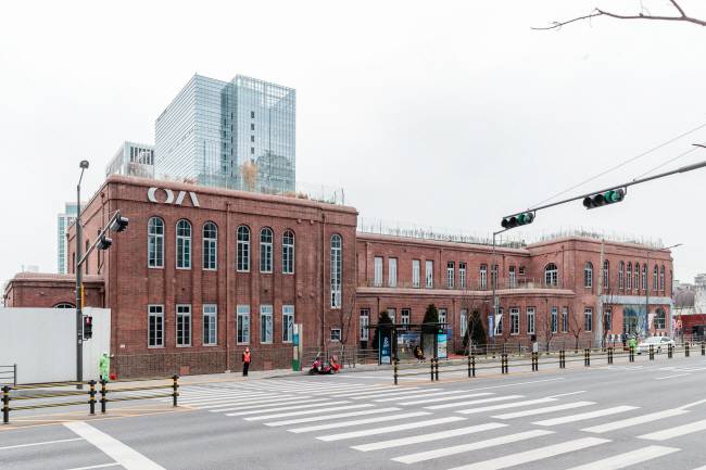 HDC현대산업개발은 과거와 현재, 미래가 공존하는 헤리티지를 품은 용산에 본사가 있는 유일한 대형건설사로서 ‘용산철도병원부지 복합개발사업’ 등 다양한 사업을 통해 글로벌 도시 서울의 경쟁력을 높이는 데 선도 역할을 하고 있다. 지난 4월 리모델링해 지역사회에 기부한 용산역사박물관 모습. HDC현대산업개발 제공