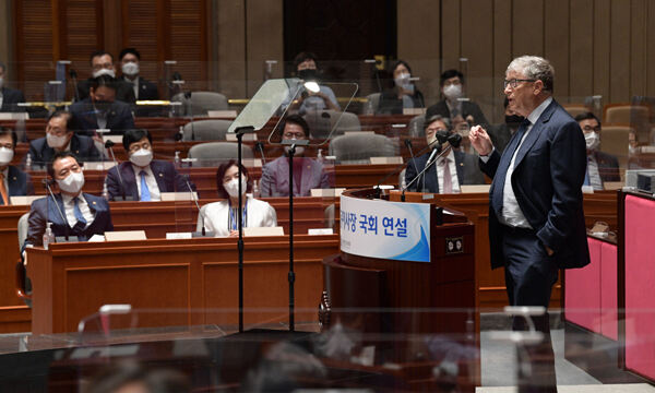 빌 게이츠 빌앤드멀린다게이츠재단 공동이사장(오른쪽)이 16일 서울 여의도 국회에서 ‘코로나19 및 미래 감염병 대응·대비를 위한 국제 공조의 중요성과 대한민국의 리더십’을 주제로 연설하고 있다. 남제현 선임기자