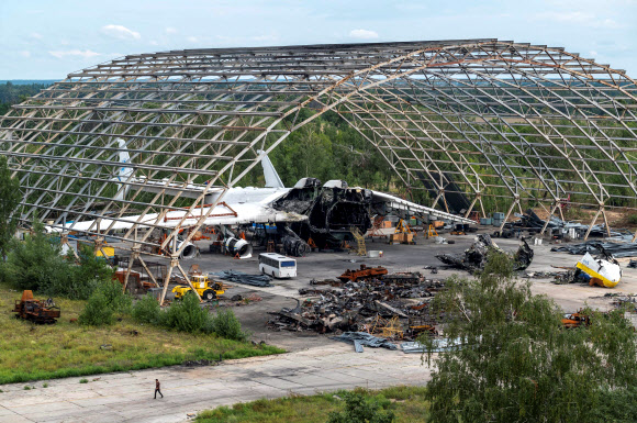지난 2월 러시아의 우크라이나 공습 당시 파괴된 세계 최대 수송기 ‘안토노프-225 므리야’(AN-225)의 잔해가 이달 10일 우크라이나 수도 키이우 근교 호스토멜 공항에 전시돼 있다.키이우 로이터 연합뉴스　