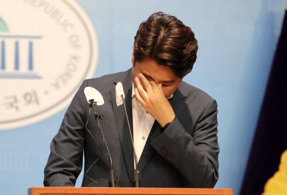 - 국민의힘 이준석 대표가 13일 오후 국회 소통관에서 기자회견을 열고 현재 여당의 위기에 대한 분석과 반성은 없이 윤석열 대통령과 ‘윤핵관’과 끝까지 싸우겠다고 주장했다. 사진은 이 대표가 격해지는 감정을 다스리고 있다. 연합뉴스