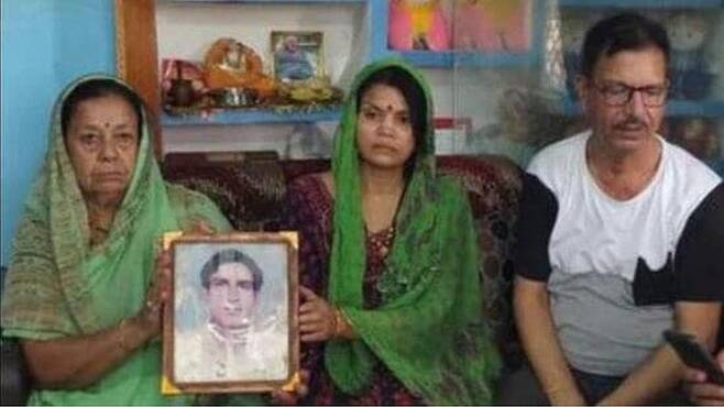 1984년 인도와 파키스탄 국경을 이루는 시아첸 빙하에서 순찰 중 눈보라에 실종됐다가 38년 만에 시신으로 발견된 인도군 병사 찬드라셰크하르 하르볼라의 가족들이 고인의 사진을 들어 보이고 있다.힌두스탄 타임스