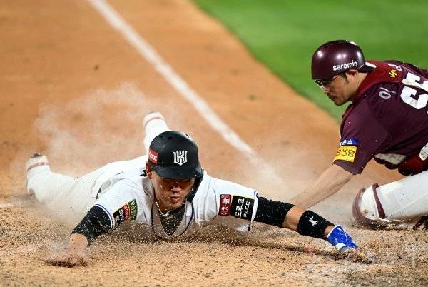 16일 경기도 수원 kt위즈파크에서 ‘2022 신한은행 SOL KBO리그‘ kt 위즈와 키움 히어로즈의 경기가 열렸다. 9회말 1사 1, 3루에서 끝내기 희생플라이 때 kt 3루 주자 장성우가 득점을 올리고 있다. 수원 | 김민성 기자 marineboy@donga.com