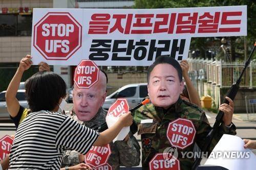 한미연합연습 을지프리덤쉴드 중단 촉구 퍼포먼스 (서울=연합뉴스) 2022년 8월 4일 오전 서울 용산구 대통령 집무실 인근에서 열린 을지프리덤쉴드 한미연합군사연습 중단 촉구 기자회견에서 윤석열 대통령과 조 바이든 미 대통령 얼굴 가면을 쓴 시민단체 '겨레하나' 관계자들이 관련 퍼포먼스를 펼치는 모습.