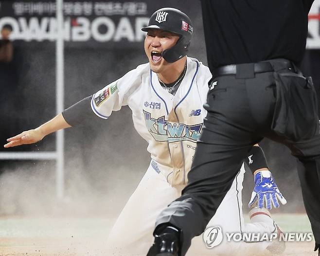 장성우 '세이프' (수원=연합뉴스) 홍기원 기자 = 16일 경기도 수원케이티위즈파크에서 열린 2022 KBO리그 프로야구 키움 히어로즈와 kt wiz의 경기. 9회말 1사 주자 1, 3루에서 KT 배정대의 희생플라이 때 3루 주자 장성우가 홈에서 세이프되며 끝내기 득점을 하고 있다. 2022.8.16 xanadu@yna.co.kr