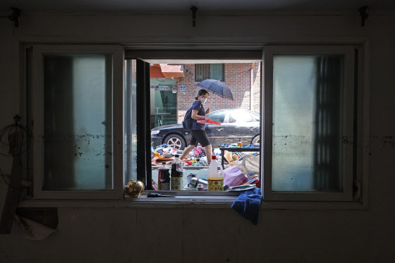 12일 오후 서울 관악구 신림동 일대 반지하 창문 앞에 폭우로 침수된 물품들이 널브러져 있다(사진=연합뉴스)