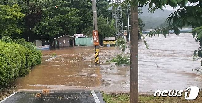 지난 9일 강원도 내 주요지점에 200㎜ 안팎의 비가 쏟아진 가운데, 이날 원주시 지정면의 한 도로가 침수돼 있다. (독자 제공) 2022.8.9/뉴스1