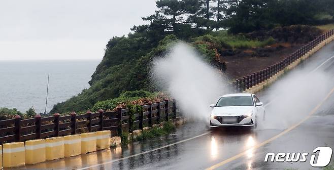제주 전역에 호우 경보가 내려진 17일 오전 제주시 애월읍에서 한 차량이 물이 고여있는 도로를 지나고 있다. 2022.8.17/뉴스1 ⓒ News1 오현지 기자