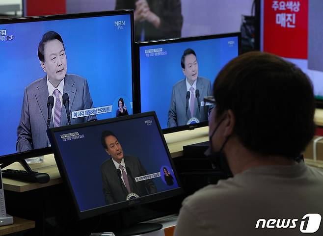 17일 오전 서울 용산구 용산전자랜드에서 시민들이 윤석열 대통령 취임 100일 기자회견을 TV 생중계를 통해 지켜보고 있다. 2022.8.17/뉴스1 ⓒ News1 신웅수 기자