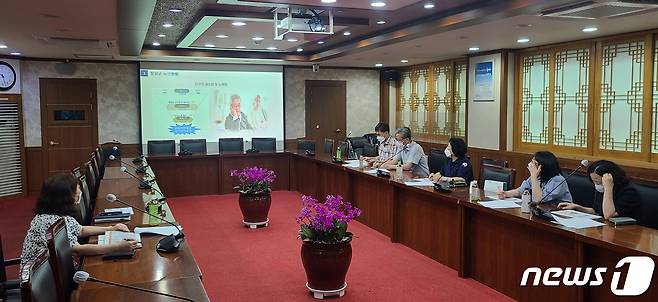 ‘청양형 통합돌봄’선도사업을 벤치마킹하기 위해 다른 지자체 공무원들이 홍보영상을 보고 있다.(청양군 제공)