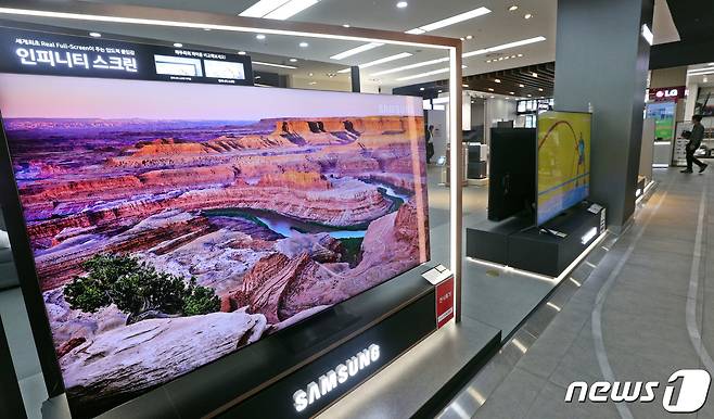 서울시내 한 전자제품 매장에 삼성 TV가 진열돼 있다. /뉴스1 ⓒ News1 황기선 기자