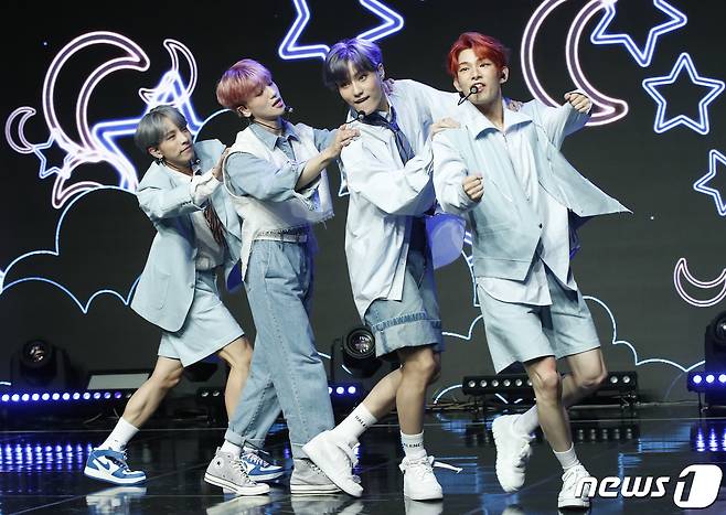 그룹 루미너스 수일(왼쪽부터)과 영빈, 우빈, 스티븐이 17일 오후 서울 청담동 일지아트홀에서 진행된 첫 번째 정규앨범 '루미너스 인 원더랜드(LUMINOUS in WONDERLAND)' 쇼케이스에서 타이틀곡 '엔진(Engine)'을 열창하고 있다. 2022.8.17/뉴스1 ⓒ News1 권현진 기자