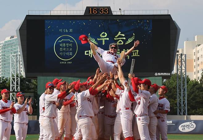 대전고 선수들이 17일 서울 목동야구장에서 열린 제56회 대통령배 전국고교야구대회 결승에서 전주고를 7-4로 꺾고 우승을 차지한 뒤 김의수 감독을 헹가래 치고 있다. (중앙일보 제공)
