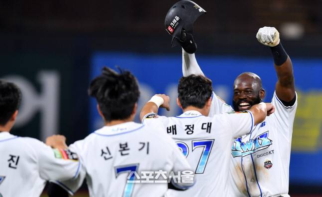 KT 3번타자 알포드가 17일 수원KT 위즈파크에서 열린 2022 KBO 키움전 9회말 1사 1루에서 끝내기 안타를 터트린후 동료들과 자축하고 있다. 수원 | 강영조기자kanjo@sportsseoul.com