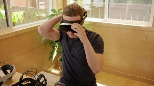 지난 6월 마크 저커버그는 개발 중인 VR 헤드셋 시제품들을 공개했다. 사진은 가장 얇고 가벼운 헤드셋인 홀로케이크2를 써보는 저커버그의 모습 (사진=메타)