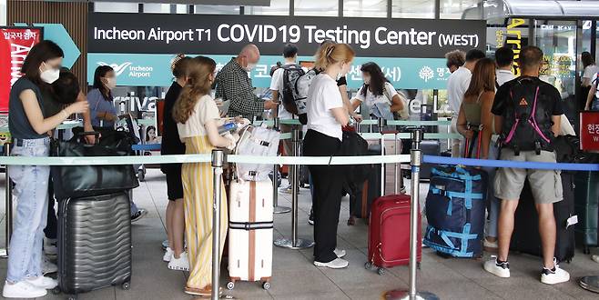 17일 오전 인천국제공항 제1여객터미널 코로나19 검사센터에서 해외입국자들이 코로나19 검사를 기다리고 있다. /뉴스1