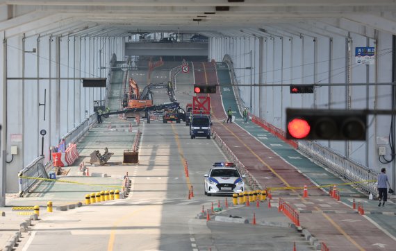 17일 집중호우 여파로 통행이 제한 중인 서울 잠수교의 복구 작업이 진행되고 있다. 연합뉴스