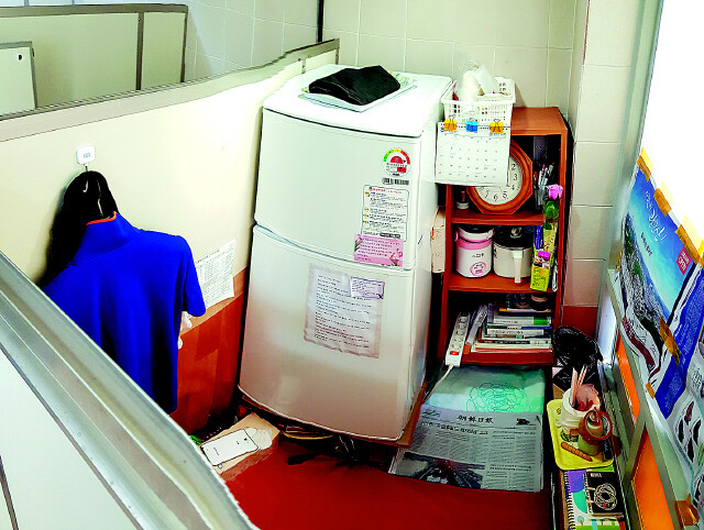 화장실 안에 있는 한 대학 청소노동자 휴게실. <한겨레> 자료사진