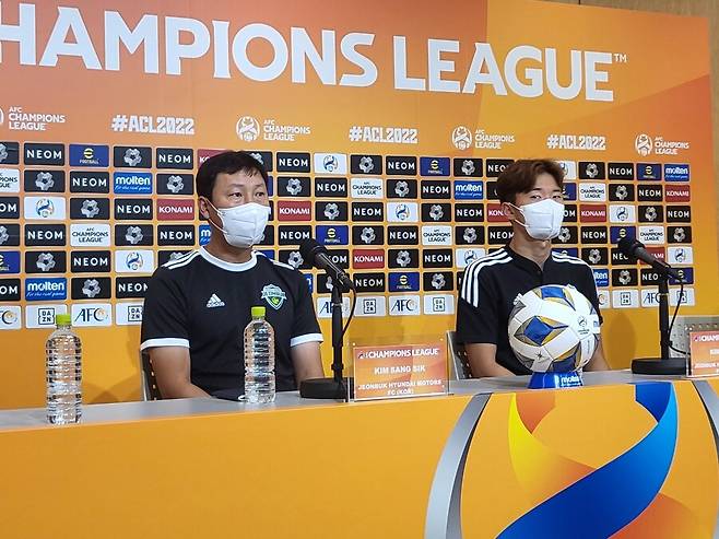 K리그1 전북 현대 김상식 감독(왼쪽)과 김진수가 아시아축구연맹(AFC) 챔피언스리그 대구FC와의 16강전을 하루 앞둔 17일 일본 현지에서 기자회견을 하고 있다. 전북 현대 제공