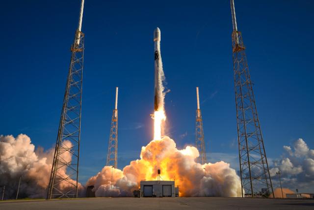 한국 최초의 달탐사 궤도선 다누리호가 8월 5일 미국 플로리다주 케이프커내버럴 우주군 기지에서 미국의 민간 우주개발업체 '스페이스X'의 '팰컨9' 발사체에 실려 발사되고 있다. 스페이스X 제공. 뉴시스