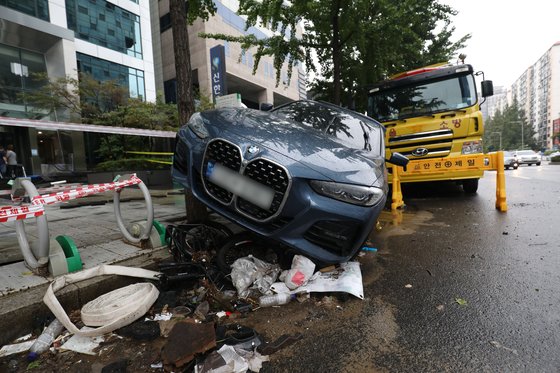 11일 오전 서울 서초구 진흥아파트 사거리 일대에 폭우로 피해를 입은 침수 차량들이 방치돼 있다. 뉴스1