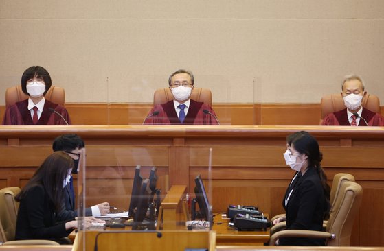 유남석 헌법재판소장(가운데)을 비롯한 재판관들이 지난 7월 21일 오후 서울 종로구 헌법재판소에서 열린 선고를 앞두고 자리에 앉아 있다. [연합뉴스]