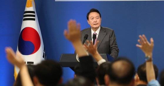 54분 간 진행된 윤석열 대통령 취임 100일 기자회견은 20분의 모두발언과 34분의 질의응답으로 이뤄졌다. 윤 대통령은 이날 12개의 질문에 답했다. 대통령실사진기자단