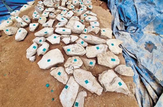 지난 5일 문화재청 협의 없이 분리해놓은 ‘구산동 지석묘’ 박석(바닥돌) 모습. 사진 김해시