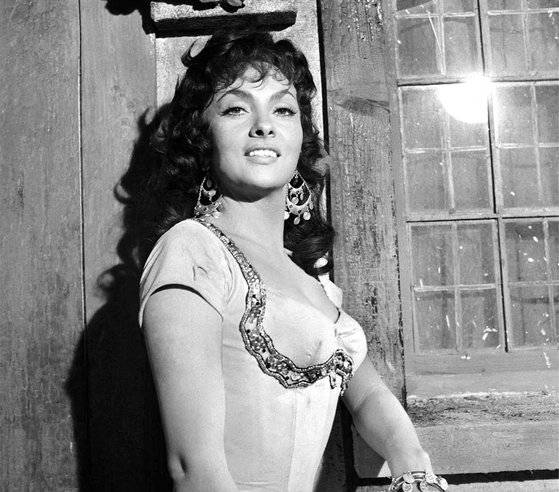 1957년 영화 '노틀담의 꼽추'에 출연한 이탈리아 영화계의 전설 지나 롤로브리지다. 사진 다음영화