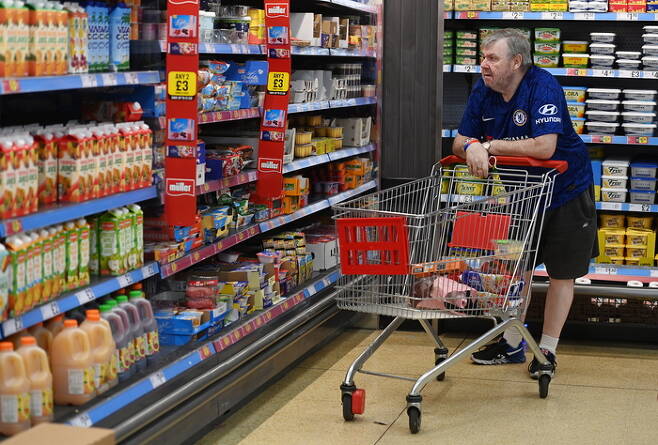 영국 런던의 한 슈퍼마켓에서 한 고객이 물건을 고르고 있다. EPA연합뉴스