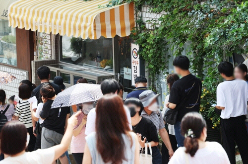 <이상한 변호사 우영우> 촬영지인 경기 수원시 팔달구 행궁동의 한 식당 앞에 시민들이 줄을 서 있다. 연합뉴스