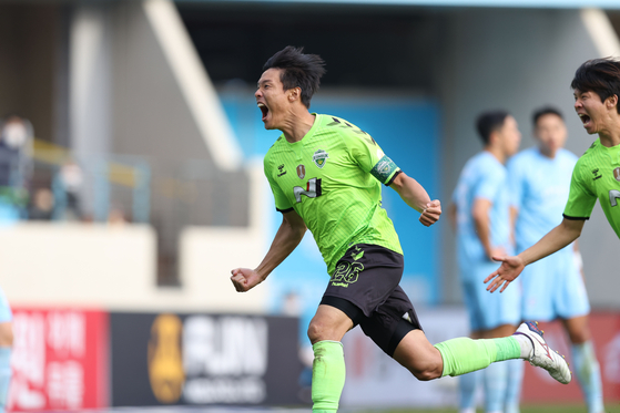 Hong Jeong-ho celebrates scoring Jeonbuk Hyundai Motors' first goal in a match against Daegu FC on Nov. 28, 2021 at Daegu Bank Park in Daegu. [K LEAGUE]