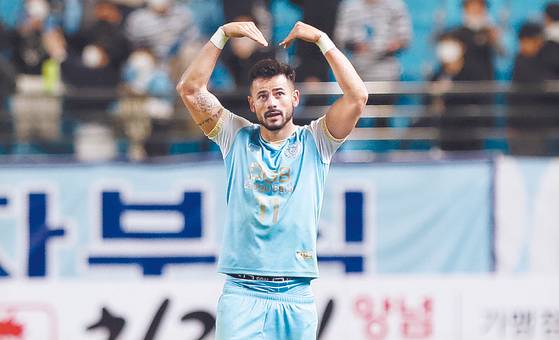 Daegu FC's Cesinha poses after scoring the equalizer in an AFC Champions League group stage game against Buriram United at DGB Daegu Bank Park in Daegu on March 15. [YONHAP]
