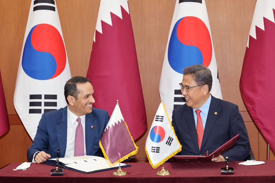 Foreign Minister Park Jin, right, and Deputy Prime Minister and Minister of Foreign Affairs of the State of Qatar Sheik Mohammed Bin Abdulrahman Bin Jassim Al Thani signed an agreement on visa exemptions at the Foreign Ministry in Jongno District, central Seoul, on Wednesday. [YONHAP]