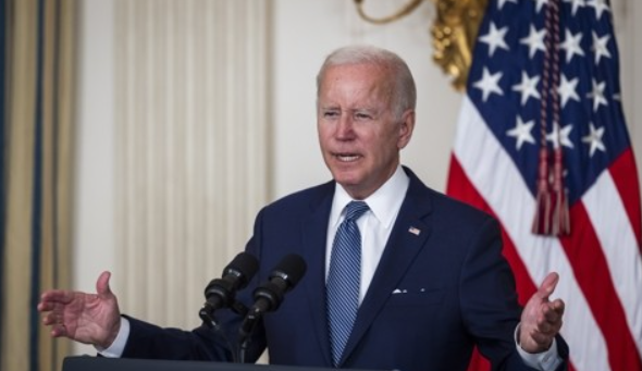 조 바이든 미국 대통령이 16일(현지시간) 미국 워싱턴DC 백악관에서 '인플레이션 감축법'에 서명하기 전 연설하고 있다. 사진=EPA, 연합뉴스