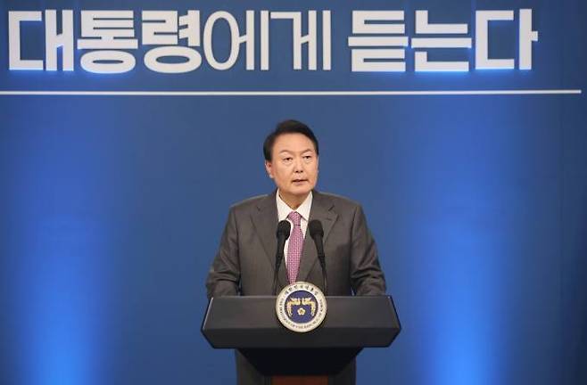 윤석열 대통령이 17일 오전 용산 대통령실 브리핑룸에서 열린 취임 100일 기자회견에서 발언하고 있다. 연합뉴스