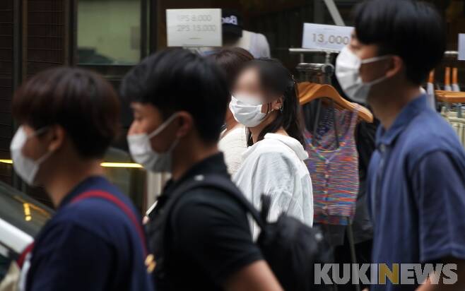 서울 자양동 건대 인근에서 시민들이 마스크를 착용한 채 발걸음을 옮기고 있다. 사진은 기사와 직접 관련이 없습니다.   사진=박효상 기자