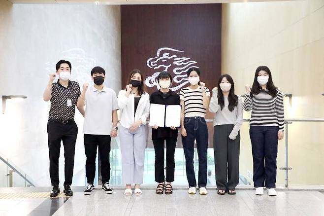 왼쪽부터 반려동물 관련 화장품을 개발해 특허를 출원한 이종민 지도교수와 황지섭, 강채림, 이유미, 권유주, 최예지, 이찬미씨. (영남이공대 제공) 2022.08.17