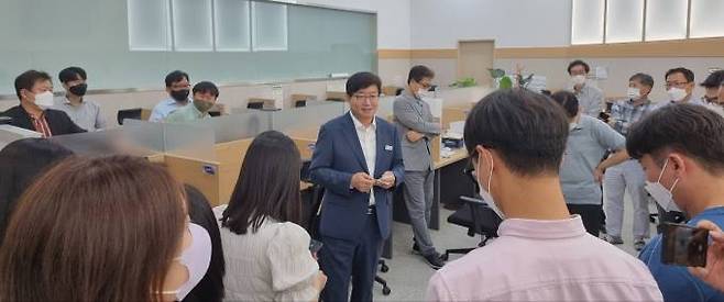 염태영 경제부지사가 17일 경기도청 기자실을 찾아 기자들과 인사를 나누고 있다.