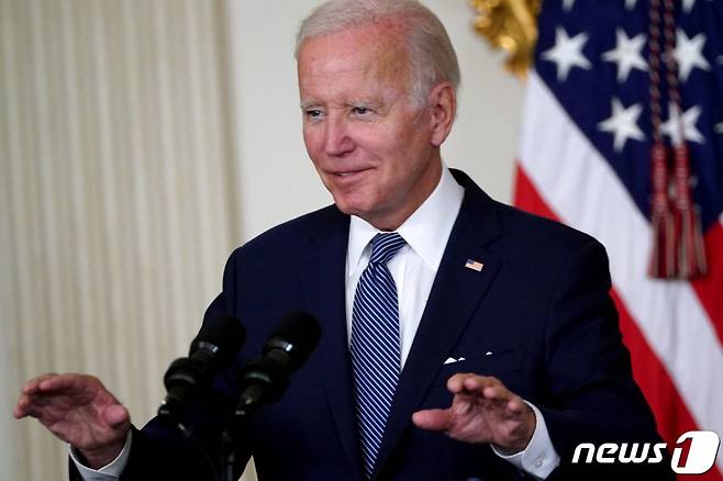 조 바이든 미국 대통령이 16일(현지시각) 여름 휴가 중 워싱턴 백악관에서 '인플레이션 감축법' 서명식서 "이 법은 내일에 대한 것이며, 미국 가정에 진전과 번영을 가져다줄 수 있는 것에 대한 것"이라고 연설을 하고 있다. /AFP=뉴스1