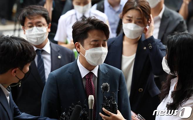 이준석 전 국민의힘 대표가 17일 당 비상대책위원회 효력을 정지해달라며 낸 가처분 신청 사건 심문에 출석하기 위해 서울 양천구 남부지방법원에 도착, 취재진 질문에 답하고 있다. /사진=뉴스1