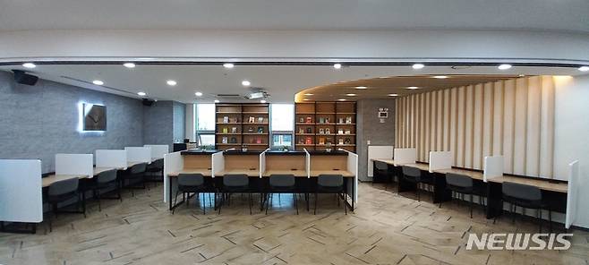 새로 마련된 백운호수도서관 스터디공간.