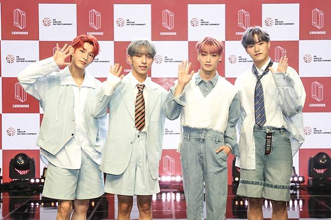 4인조 보이그룹 루미너스가 17일 오후 서울 강남구 일지아트홀에서 정규 1집 '루미너스 인 원더랜드' 쇼케이스를 열었다. 에스이 그룹 엔터테인먼트 제공