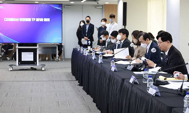 김소영 금융위원회 부위원장(오른쪽)이 17일 서울 마포구 마포 프론트원에서 열린 디지털자산 민·관합동 TF 출범 및 1차 회의에 참석해 발언하고 있다. 금융위원회 제공