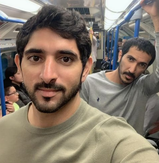 셰이크 함단 빈 무함마드 알막툼 두바이 왕세자(왼쪽)가 지난주 영국 런던 지하철을 이용하며 공개한 사진