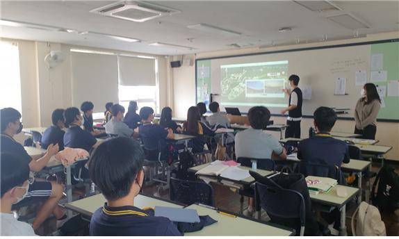 부산 명호고 2학년 재학생 중 체육계열 진학을 희망하는 21명의 학생들이 체육관련 학과에 재학 중인 대학생 선배들과 멘토링 시간을 보냈다. 사진제공=김나연 멘토링 담당 선생님