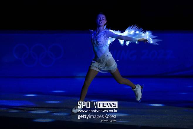 ▲ 안나 셰르바코바가 2022 베이징 동계 올림픽 피겨 스케이팅 갈라쇼에서 연기를 펼치고 있다.