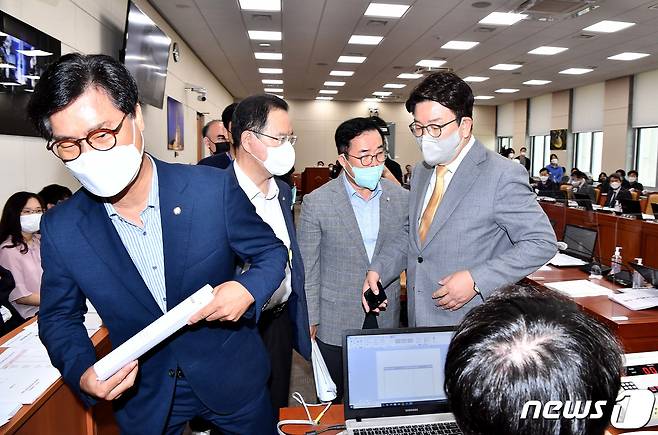 권성동 국민의힘 원내대표와 박성중 여당 간사 내정자를 비롯한 의원들이 18일 서울 여의도 국회에서 열린 과학기술정보방송통신위원회 전체회의에서 정청래 위원장의 회의운영 방식 및 법안심사소위원회 구성에 항의며 퇴장하고 있다. (공동취재) 2022.8.18/뉴스1 ⓒ News1 유승관 기자