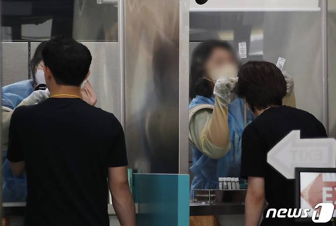 지난 17일 오전 인천국제공항 제1여객터미널 신종 코로나바이러스 감염증(코로나19) 검사센터에서 해외입국자들이 검체를 채취하고 있다. 2022.8.17/뉴스1 ⓒ News1 권현진 기자