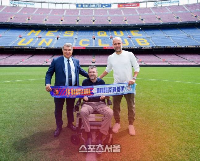 후안 라포르타(왼쪽) FC바르셀로나 회장과 펩 과르디올라(오른쪽) 맨체스터 시티 감독이 24일 스포티파이 캄프누에서 열리는 두팀 자선경기를 앞두고 포즈를 취하고 있다. 바르사 홈페이지