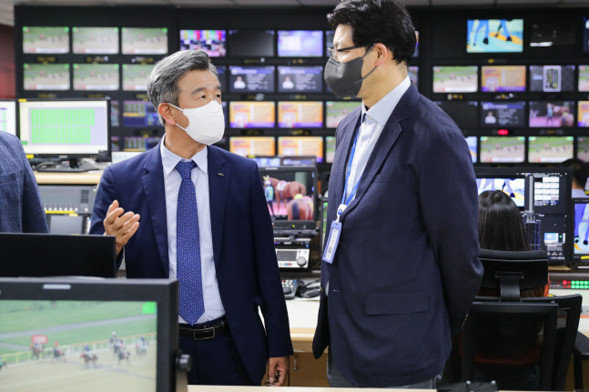 한국마사회 국제방송센터를 점검중인 정기환 회장